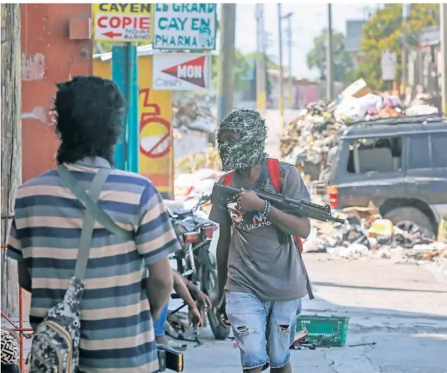  ?? FOTO: ODELYN JOSEPH/DPA ?? Bewaffnete Mitglieder der Bande „G9 and Family“patrouilli­eren durch die Straßen von Port-au-Prince.