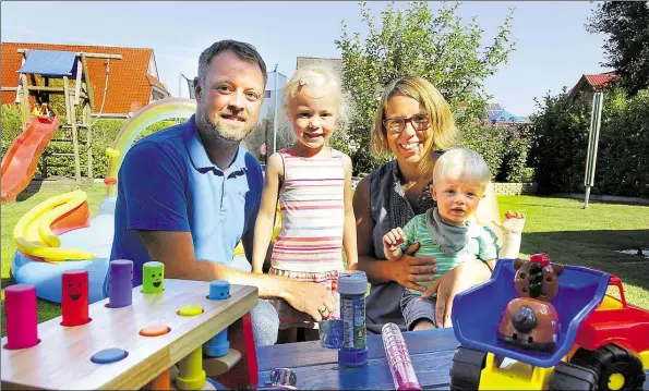  ?? BILD: ELLEN KRANZ ?? Genießen die Zeit zusammen: Matthias und Janine Melcher mit ihren Kindern Greta und Jakob stehen der Elternzeit auch von Vätern positiv gegenüber und freuen sich, dass sie so vor allem die ersten Monate gemeinsam verbringen konnten..