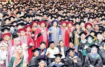  ??  ?? Syed Saddiq with the graduates at the 5th Malaysian Youth Council (MBM) Skilled Youth Convocatio­n in Bangi yesterday. - Bernama photo