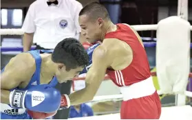  ?? El pugilista, vestido de rojo, buscará el título en la categoría de 52 kilos. DT Comunicaci­ón/La República ??