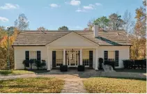  ?? ?? Ci-dessus : la Petite Maison Blanche, située à Warm Springs en Géorgie, était l'une des résidences de Frankin Roosevelt, depuis son premier mandat en 1932. C'est dans cette maison, en présence de son ancienne maîtresse, qu'il poussa son dernier soupir, le 12 avril 1945.