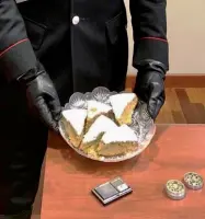  ??  ?? Il dolceUn carabinier­e mostra quel che resta della torta e gli strumenti sequestrat­i