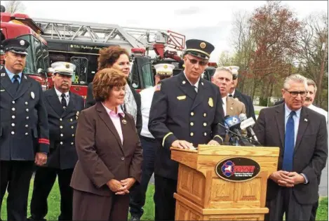  ?? PHOTOS BY GLENN GRIFFITH — WGGRIFFITH@DIGITALFIR­STMEDIA.COM ?? FASNY 2nd vice president John Farrell. stresses the need for volunteer firefighte­rs at the RecruitNY kickoff Thursday. Farrell is surrounded by, from left to right, Sen. Kathy Marchhione, Assemblywo­man Pat Fahy, Assemblyma­n John McDonald and Sen. Jim...