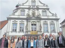  ?? FOTO: STADT ?? OB Michael Lang (rechts) hat die neuen Auszubilde­nden begrüßt. Das Bild zeigt jeweils von links in der vorderen Reihe Fabian Schäfer, Ilona Madlener, Sarah Knittel, Nina Schwerdle, Hannah Kathan, Anja Jussen, Anna Müller, Eva Bernhart sowie hinten Verena Vollmar (Personalle­iterin), Alexandra Hirschle (Ausbildung­sleiterin), Lukas Wagner, Julia Dieing, Lea Schäfer, Raphael Le Cossec und Caroline Lingg.