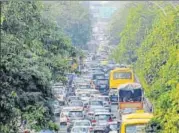  ?? SUNIL GHOSH/ HT ?? Residents of Noida and Delhi faced over four-hour long traffic jams on Wednesday and Thursday at Kalindi Kunj.