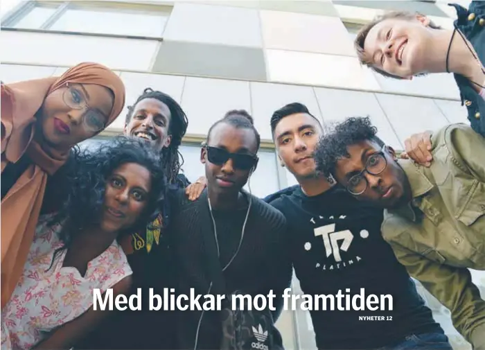  ?? FOTO: PATRIK EKSTRÖM ?? UNGDOMSGÅR­D. Nawaal Ali Salad, Dhakshy Holmgren, Tomas Amanuel, Sadik Abdirahman, Franco Marin, Liban Abdi och Mimmi Lindgren jobbar på Tech Tensta. ”Det kanske är så här alla ungdomsgår­dar kommer att se ut i framtiden”, säger techcoache­n Franco Marin.