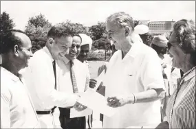  ?? Courtesy of Schaffer family ?? Ambassador Chester Bowles, right, delivers an award to Foreign Service officer Howard Schaffer at the embassy in New Delhi in the mid-1960s.