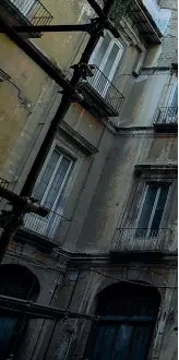  ??  ?? Facciata
Il volto di Palazzo d’Avalos visto dal cortile interno; il degrado sta «mangiando» lo storico edificio