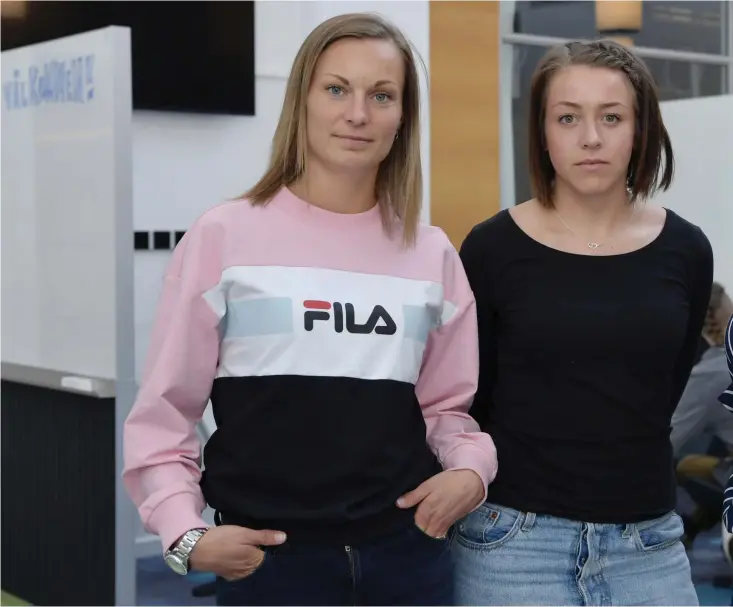  ??  ?? KRITISKA. Hillevi Karlsson, Cajsa Nilsson och Jenny Green är efter över fyra års studier på Högskolan i Halmstad besvikna över lönenivån i kommunen, och har samtliga sökt sig härifrån – tillsamman­smed en övervägand­e majoritet från klassen. ”Det är...