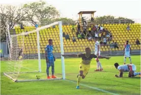  ?? R. ÁLVAREZ ?? El gol de Román Calvo mantiene viva la esperanza de los liberianos.