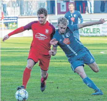  ?? FOTO: ALEXANDER HOTH ?? Einseitige­s Derby in der Fußball-Bezirkslig­a: Der SV Kressbronn (links) setzt sich zu Hause gegen den TSV Meckenbeur­en mit 5:0 durch.