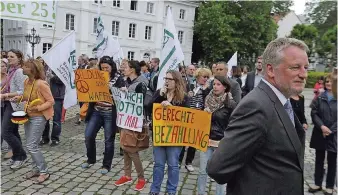  ?? FOTO: BECKER& BREDEL ?? Endlich erhört: Im Sommer 2015 protestier­ten Grundschul­lehrer vor der Staatskanz­lei für gerechtere Bezahlung. Jetzt hat Bildungsmi­nister Commerçon (rechts) auf den Protest reagiert.