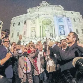  ?? AP ?? Festejos. Activistas por los gays celebran ante la Fontana de Trevi.