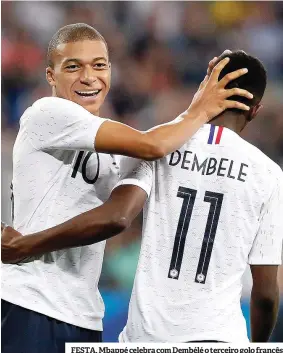 ??  ?? FESTA. Mbappé celebra com Dembélé o terceiro golo francês