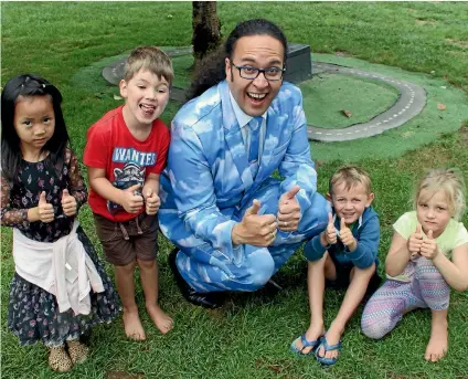  ?? PHOTO: KELLEY TANTAU/STUFF ?? Chris Lam Sam with kids from Li’l Pumpkins Early Learning Centre in Tamahere, Xin Yuan Zhou, left, Cohen Cooper, Fergus Keir and Sophia Moon.