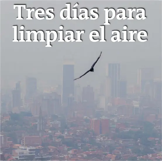  ??  ?? Cada día se inmoviliza­rán 450.000 vehículos, 30 % del parque automotor, para disminuir la contaminac­ión en el Valle de Aburrá. El pico y placa quedó de 6 dígitos y 12 horas, incluyendo motos de 2 y 4 tiempos desde hoy hasta el sábado.