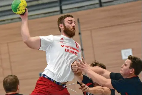  ?? Foto: Xaver Habermeier ?? Ließ sich wie seine Teamkolleg­en nicht stoppen: Fabian Bader steuerte zwei Tore zum 28:22 Erfolg der Handballer des TSV Neuburg beim TSV Gaimershei­m bei. Damit kehr ten die Ottheinric­hstädter nach der jüngsten Niederlage beim MTV Ingolstadt in die...