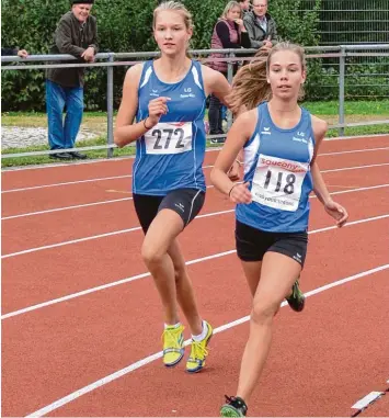  ?? Foto: Kurnoth ?? Die Nördlinger­in Amelie Weiß (rechts) gab das Tempo über 800 Meter vor. Ihre Teamkolleg­innen, darunter Tamara Feder vom TSV Rain (links) folgten ihr.