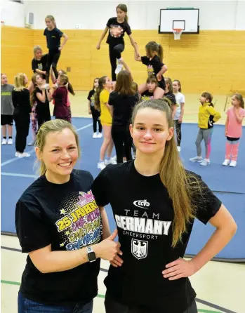  ?? PETER MICHAELIS ?? Lisa Kunert mit Trainerin Isabell Dähne vor einem der Trainingse­inheiten.