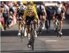  ?? FOTO: BERTORELLO/AFP ?? Geraint Thomas sprintet den Konkurrent­en auf der Ziellinie weg und holt sich den Sieg bei der legendären Bergankunf­t in Alpe d’Huez.