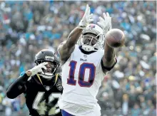  ?? MIKE EHRMANN/GETTY IMAGES ?? Buffalo wide receiver Deonte Thompson misses a fourth-quarter pass during a 10-3 loss to the Jaguars in the AFC wild-card game on Sunday in Jacksonvil­le.