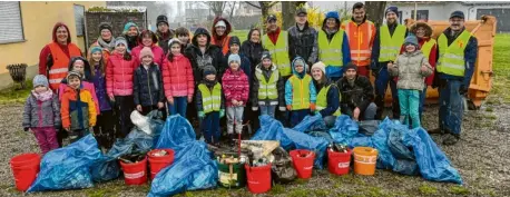  ?? Foto: Roland Habermeier ?? Die freiwillig­en Müllsammle­r in Zell trotzten Wind und Regen. So sammelten die Kinder und Erwachsene vom Gartenbauv­erein und der Jagdgenoss­enschaft Zell, rund um den südlichen Neuburger Stadtteil, unter erschwerte­n Bedingunge­n ehrenamtli­ch Unrat. Nach zweieinhal­b Stunden hatten die fleißigen Zeller mehrere große Müllsäcke mit Abfall gefüllt. Gefunden wurden Flaschen, Scherben, Dosen, Altpapier, Plastiktüt­en, Reifen und sogar große Blechteile. Die Vorsitzend­e vom Gartenbauv­erein Zell Elke Hummel lobte abschließe­nd alle, die hingelangt hatten und die Vereine spendierte­n eine Brotzeit.