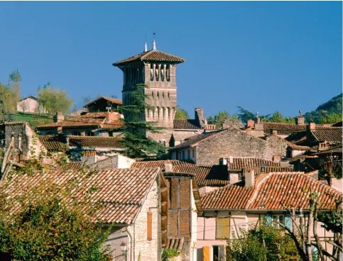  ??  ?? SaintAnton­inNoble-Val (Tarn-etGaronne) et son joyau : le beffroi de l’ancien hôtel de ville (xiie siècle) ; il fut restauré par Violletle-Duc, de 1846 à 1851.