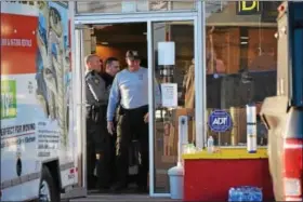  ?? MARIAN DENNIS — DIGITAL FIRST MEDIA ?? State Police from the Philadelph­ia and Reading barracks execute a search warrant at Capitol Cash Exchange in West Pottsgrove.