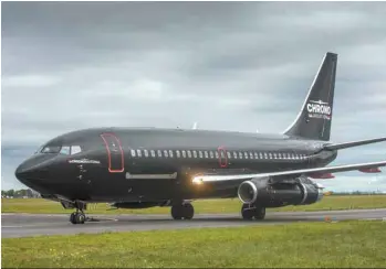  ?? MARTIN COUTURIER YQB AVIATION ?? Le Boeing 737200 de la compagnie Chrono Aviation, ici photograph­ié à l’aéoroport de Saint-Hubert, dispose d’un rayon d’action de 2700 kilomètres et peut desservir les régions très éloignées du Nord-du-Québec et du Nunavut.