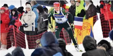  ?? Foto: AFP/Franck Fife ?? Laura Dahlmeier lief mit der späten Startnumme­r 86 noch auf Platz zwei vor.