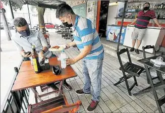  ??  ?? RÍO DE JANEIRO.
Los bares y restaurant­es volvieron a recibir clientes luego de tres meses cerrados.