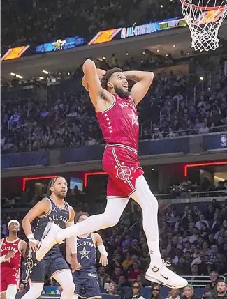  ?? FE ?? Karl Towns salta para completar un donqueo durante el Juego de Estrellas de la NBA.