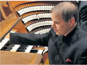  ?? FOTO: PAUL ULBRICH ?? Christian Brembeck ist ein Virtuose an der Orgel.