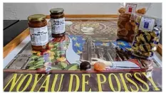  ??  ?? Chocolats, pâtes de fruits, confitures… trois produits utilisant le Noyau de Poissy qui raviront les amateurs de sucreries.