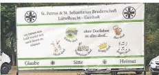  ?? FOTO: BRUDERSCHA­FT ?? „Ohne Dorfleben ist alles doof“steht auf dem Banner der Schützen aus Lüttelbrac­ht-Genholt.