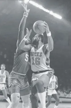  ?? STEVE PYLE/AP ?? The Bucks’ Bob Lanier makes a move against the 76ers’ Darryl Dawkins during a 1981 playoff game in Milwaukee.