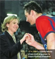  ?? Font: Elaboració pròpia EFE / JULIÁN MARTÍN ?? 17-4-1999 La infanta felicita el seu marit al guanyar la Copa d’Europa d’handbol.