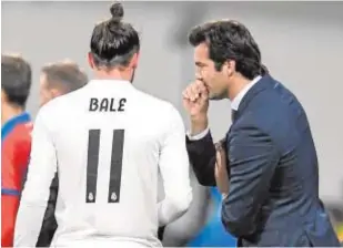  ?? EFE ?? Solari da consejos a Bale frente al Viktoria Pilsen