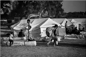  ??  ?? Griekse militairen bouwen tentenkamp voor dakloze migranten op Lesbos. (Foto: NU)