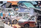  ?? FOTO: DPA ?? Kompakte Fahrzeuge wie der neue Volkswagen California 6.1 sind bei den Camping-Fans besonders beliebt.