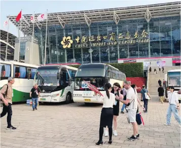  ?? ?? ▲Visitors walk outside the venue of the China Import and Export Fair, also known as Canton Fair, in Guangzhou, Guangdong province, China.