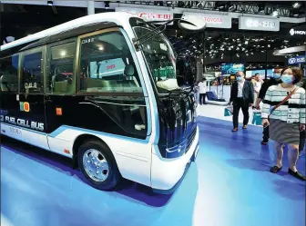  ?? LONG WEI / FOR CHINA DAILY ?? Visitors check out a hydrogen fuel cell bus at the 2021 Shanghai auto show, held from April 19-28.