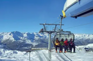  ??  ?? Risparmio Le copiose precipitaz­ioni nevose hanno consentito di risparmiar­e sulla produzione di neve artificial­e. La stagione è iniziata a metà novembre e proseguirà fino all’8 aprile in alcune località, fino al 15 in altre