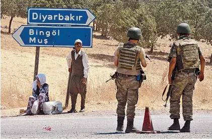  ?? AFP ?? Vigilancia.
Soldados turcos, junto a la ruta que lleva a la base de Diyarbakir, salida de los cazas de Ankara.