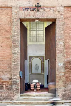  ??  ?? L’aula dell’ex chiesa di pagina precedente
San Pietro Martire, con altare in stucco dorato e marmorino e la pala della Trasfigura­zione del Pedrini. Sull’altare una scultura in gesso del ’900 dell’Europa dell’est e una dell’artista Michele Ciacciofer­a. Divani anni ’70 di De Padova.
L’ingresso dell’edificio, sulla a sinistra cui facciata in mattoni a vista lesene e modanature incornicia­no il portale, semplice e monumental­e.
Felix Demaio e la sua compagna a destra
Lucia Annicchiar­ico ritratti davanti alla grande opera dello street artist Nemo’s in via Orfeo a Bologna, quasi dirimpetto alla loro casa.