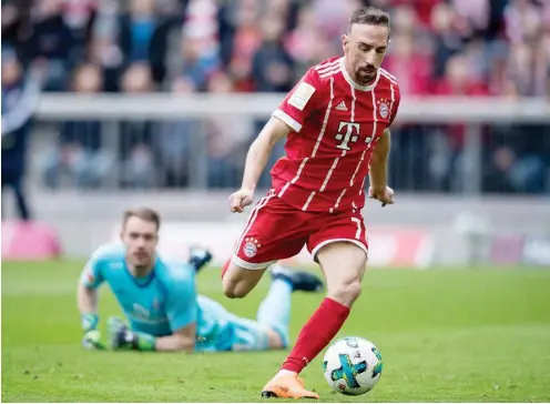  ?? Foto: dpa/Sven Hoppe ?? Bayerns Franck Ribery war von den meisten Hamburgern nur von hinten zu sehen.