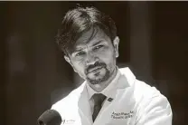  ?? Charles Rex Arbogast / Associated Press ?? Dr. Ankit Bharat, chief of thoracic surgery at Northweste­rn Memorial Hospital, on Thursday discusses a double lung transplant he performed on a Chicago woman in her 20s.