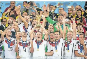  ?? FOTO: JONNE RORIZ/DPA ?? Der letzte große deutsche Erfolg: 2014 wurde die Mannschaft um Bastian Schweinste­iger (mit Pokal in der Hand) Weltmeiste­r.