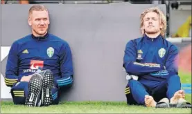  ??  ?? Robi Olsen y Emil Fosberg, descansan tras un entrenamie­nto.