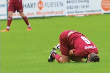  ?? Foto: Peter Kleist ?? Unsanft landeten die Ottmaringe­r Spieler – hier Marcel Gänsdorfer – wieder auf dem harten Boden der Tatsachen. Trotz einer 1:0 Führung setzte es gegen Öz Akdeniz eine bittere 1:4 Heimnieder­lage.